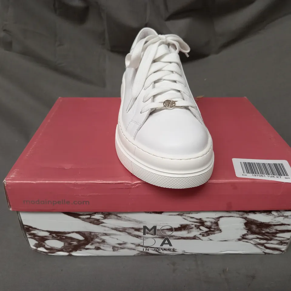 BOXED PAIR OF MODA IN PELLE TRAINERS IN WHITE PINK SIZE 7
