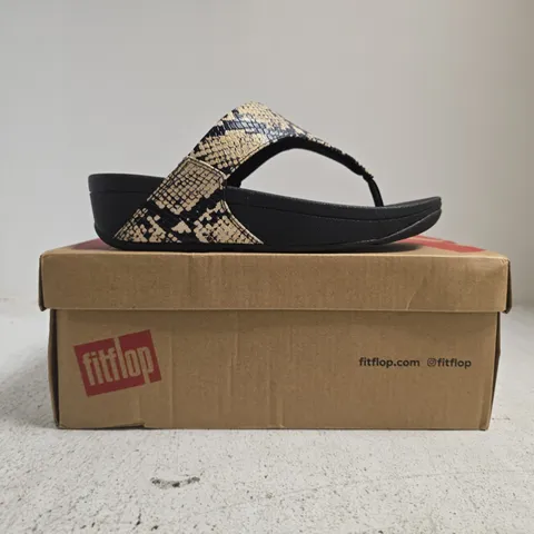 BOXED PAIR OF FITFLOP LULU SNAKE TOE-POST SANDALS IN HAZY TAUPE/BLACK SIZE UK 4