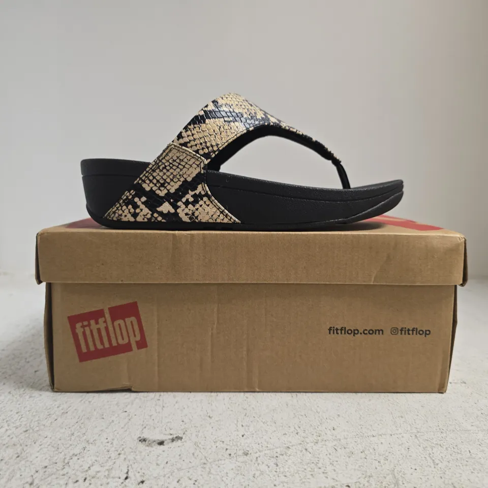 BOXED PAIR OF FITFLOP LULU SNAKE TOE-POST SANDALS IN HAZY TAUPE/BLACK SIZE UK 4
