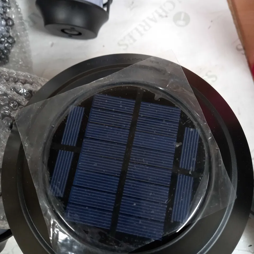 BELL & HOWELL SET OF 4 SOLAR 21 LUMENS DUAL FUNCTION FLAME/ WHITE STAKE LIGHTS