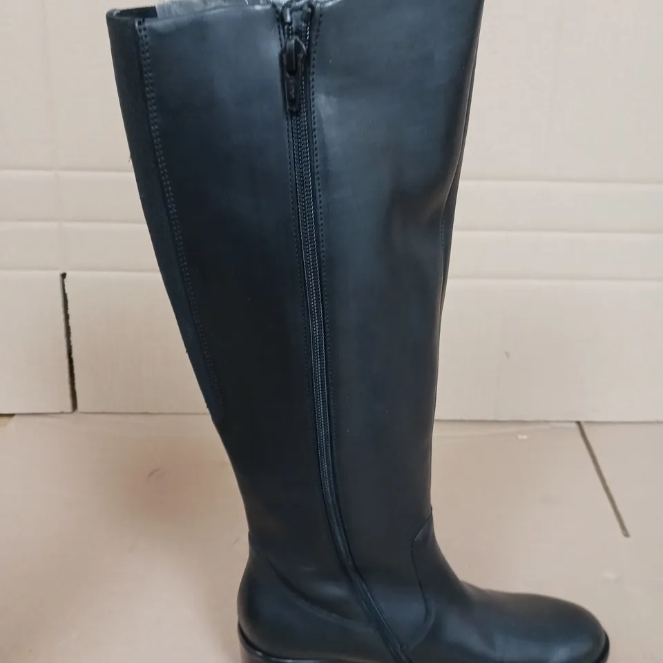 BOXED PAIR OF GABOR ISLA M KNEE HIGH BOOTS IN BLACK - 5