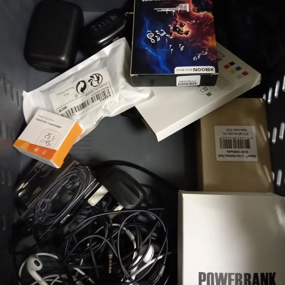 LOT OF APPROXIMATELY 18 MOBILE PHONE ACCESSORIES TO INCLUDE SCREEN PROTECTOR, POWER ADAPTER AND CASE