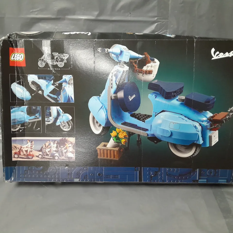 BOXED LEGO VESPA 125 SCOOTER MODEL (SET 10298) RRP £79.99