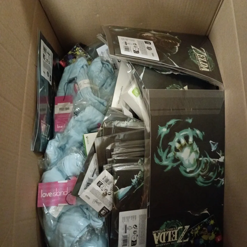 BOX OF APPROXIMATELY 30 ASSORTED ITEMS TO INCLUDE MOBILE GAMING CLIP, GADGET CASE, LOVE ISLAND T SHIRT ETC