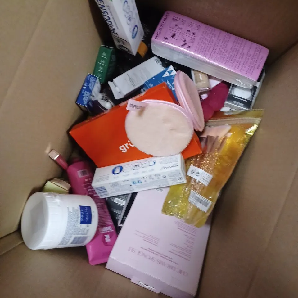 BOX OF APPROXIMATELY 20 ITEMS OF ASSORTED COSMETICS TO INCLUDE GIVE ME SHAMPOO, CERAVE CLEANSER, E45 CREAM ETC