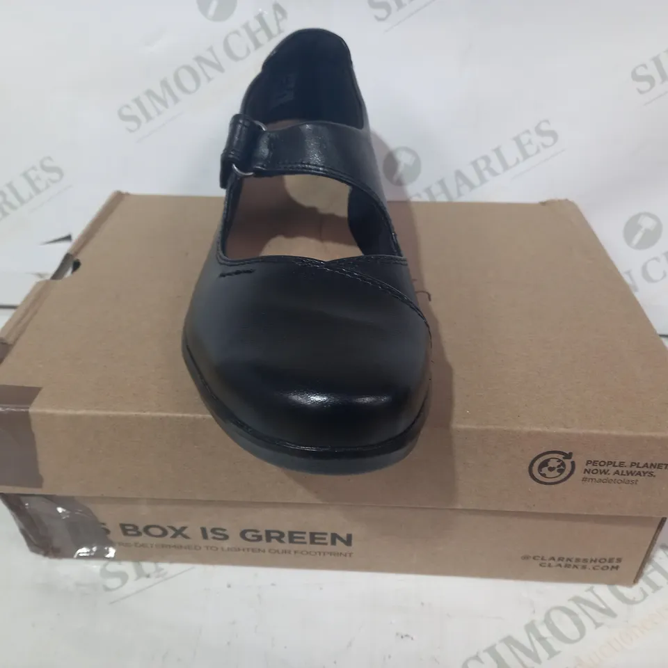 BOXED PAIR OF CLARKS HOPE HENLEY LEATHER SHOES IN BLACK UK SIZE 5.5