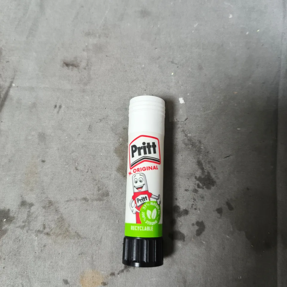 APPROXIMATELY 15 ASSORTED ITEMS INCLUDING SPIRIT LEVEL , NOTE BOOK AND PRITT STICK 