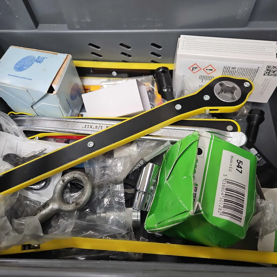 TOTE OF APPROXIMATELY 8 ASSORTED ITEMS TO INCLUDE - PUSH BIN , SHIMANO CHAIN 10S , WHEEL LOCKS ETC