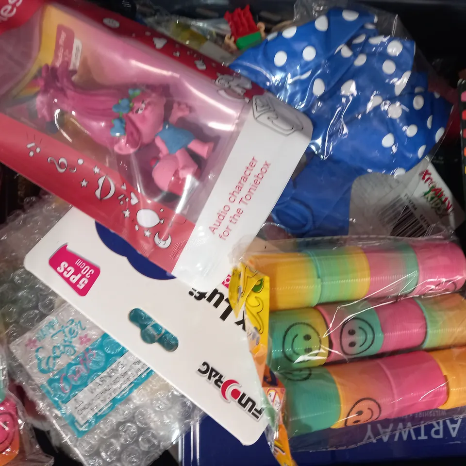 LOT OF APPROXIMATELY 10 ASSORTED TOYS AND GAMES TO INCLUDE JOKE CARDS, UNO, BATH TIME DUCKS, ETC