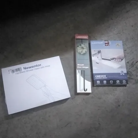 PALLET OF ASSORTED ITEMS INCLUDING- HANDHELD SHOWER HEAD WITH HOSE, WREATH HANGER, CREVICE CLEANING BRUSH