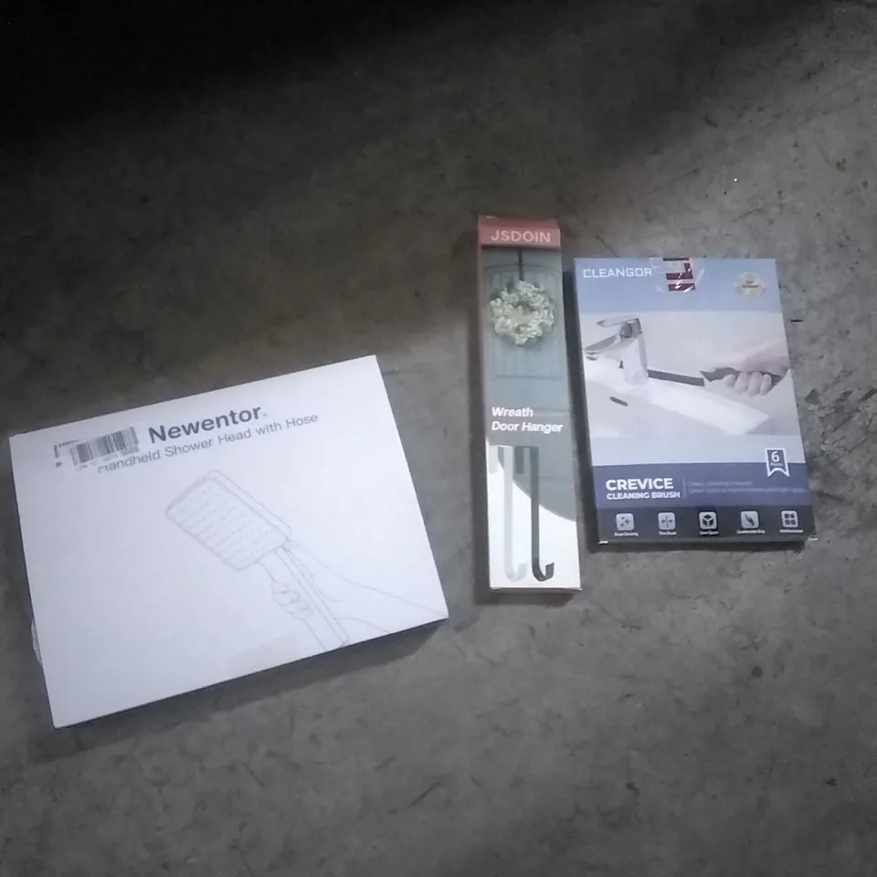 PALLET OF ASSORTED ITEMS INCLUDING- HANDHELD SHOWER HEAD WITH HOSE, WREATH HANGER, CREVICE CLEANING BRUSH