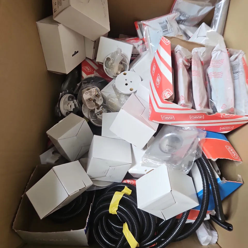 BOX OF APPROXIMATELY 20 ASSORTED ELECTRICAL PRODUCTS & ACCESSORIES TO INCLUDE - SOCKET, LIGHTS, TUBING - COLLECTION ONLY