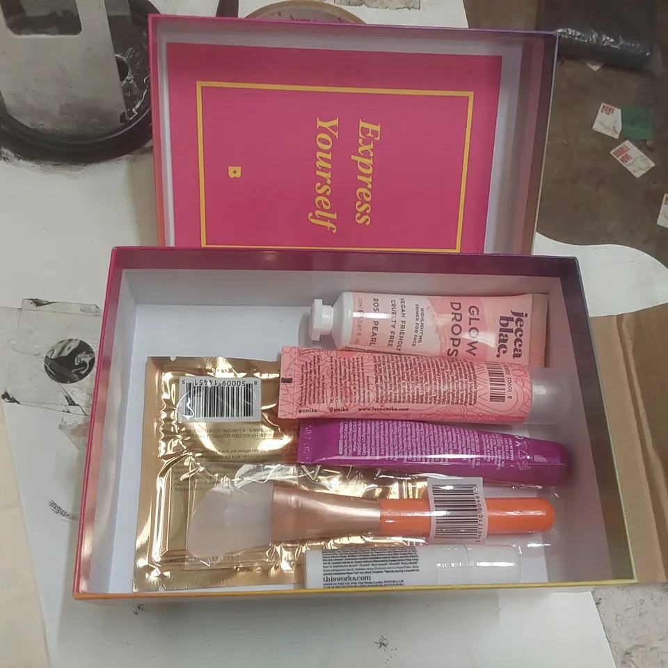 PALLET CONTAINING A VERY LARGE QUANTITY OF ASSORTED BEAUTY RELATED PRODUCTS INCLUDING: BIRCHBOX BEAUTY SETS, WARMING EYE MASKS, MINI ILLUMIN PRIMER ECT