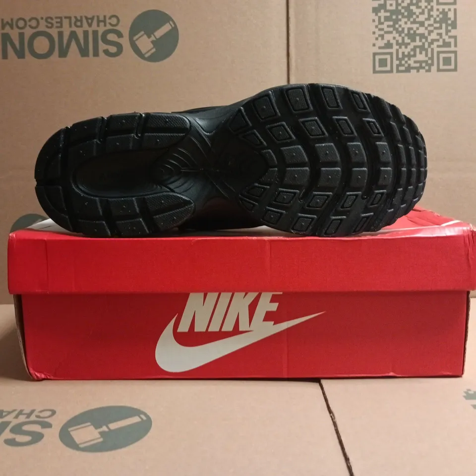 BOXED PAIR OF NIKE V5 RNR TRAINERS IN BLACK SIZE UK 8