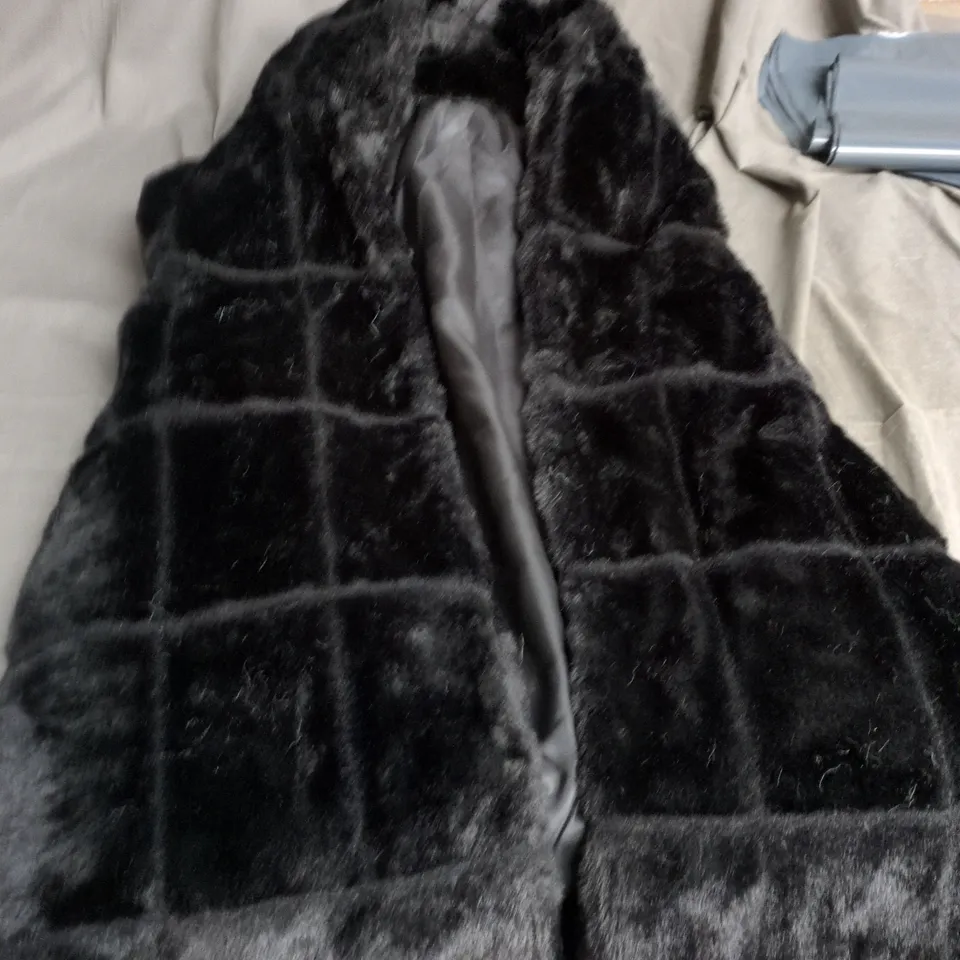 BOX OF APPROXIMATELY 15 ASSORTED CLOTHING ITEMS TO INCLUDE: HOODED FUR GILLET 