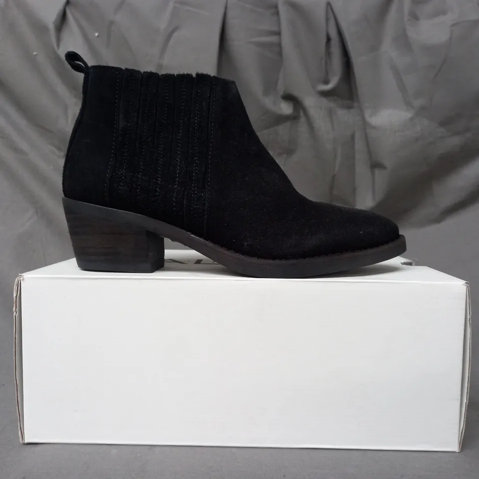 BOXED PAIR OF ALDO SUEDE ANKLE BOOTS IN BLACK SIZE 4