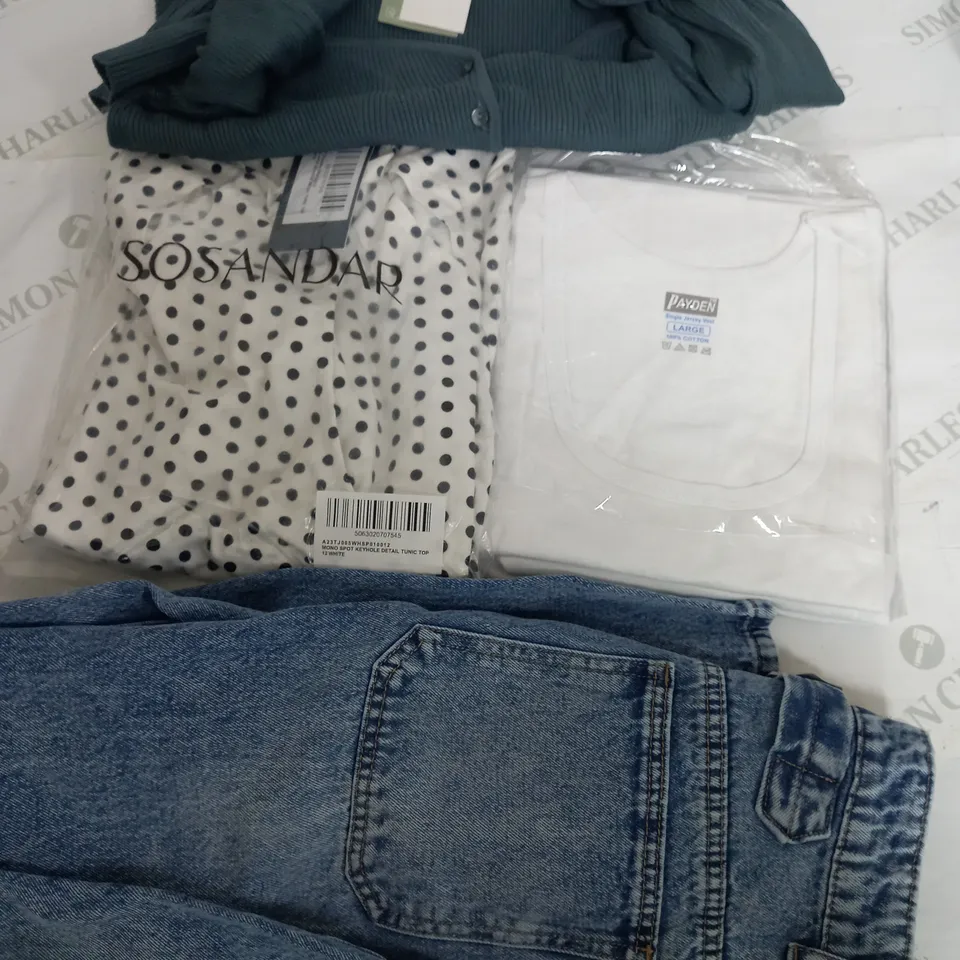 BOX OF APPROXIMATELY 25 ASSORTED CLOTHING ITEMS TO INCUDE - JEANS , TOPS , T-SHIRT ETC