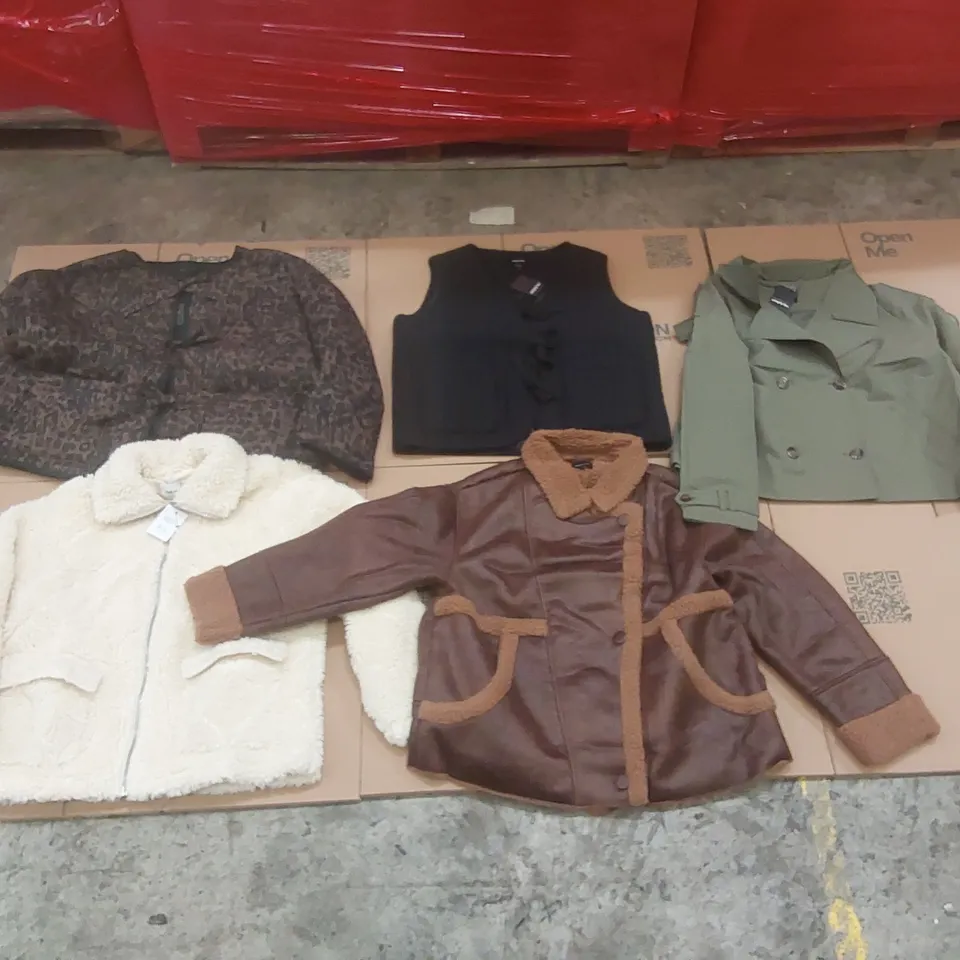 PALLET CONTAINING APPROXIMATELY 110x BRAND NEW ASSORTED DESIGNER CLOTHING ITEMS INCLUDING: SIMPLY BE JACKETS ECT