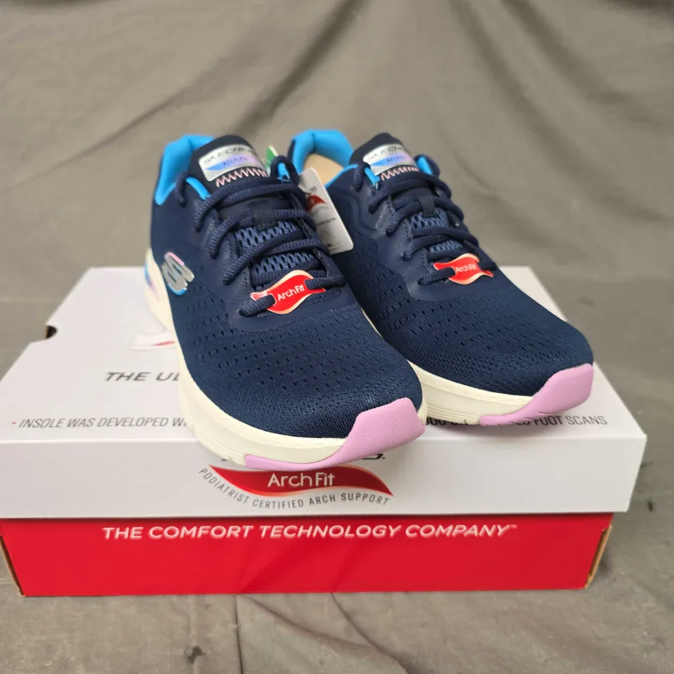 BOXED PAIR OF SKECHERS ARCH FIT TRAINERS - 6