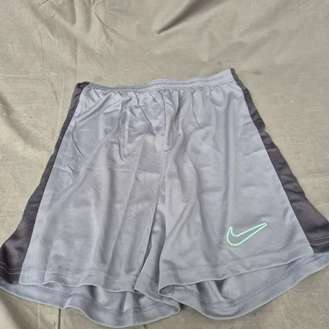 NIKE SLIM FIT CASUAL SHORTS - SIZE M
