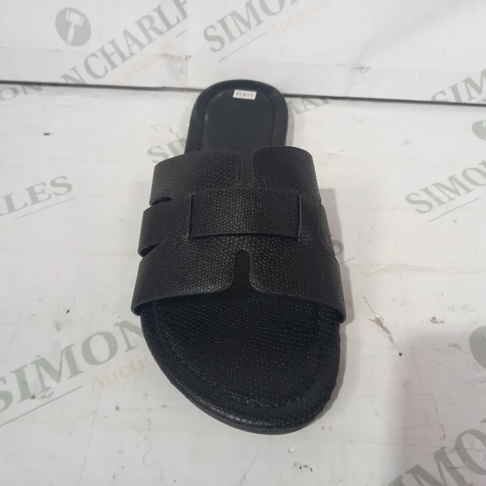 PAIR OF DESIGNER OPEN TOE FLAT SANDALS IN BLACK EU SIZE 38