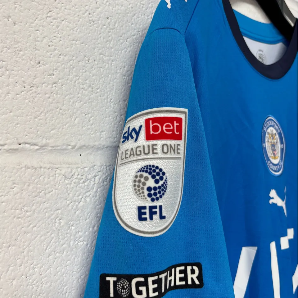 STOCKPORT COUNTY F.C LEAGUE ONE MATCH WORN HOME SHIRT IN BLUE/WHITE - EU M / BEN MEE #40
