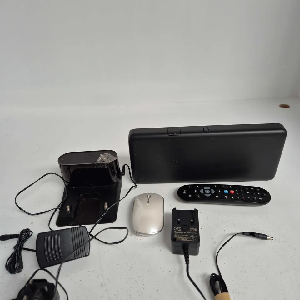 TOTE OF APPROXIMATELY 10 ASSORTED ITEMS INCLUDING EETV BOX PRO, A SKY TV REMOTE AND SAGEMCAM AC/DC ADAPTOR