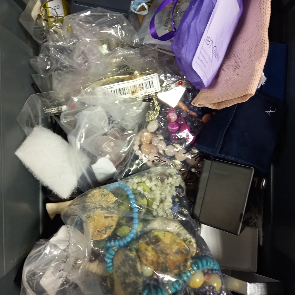 APPROXIMATELY 30 ASSORTED JEWELLERY PRODUCTS TO INCLUDE WATCHES, BRACELETS, NECKLACES ETC 