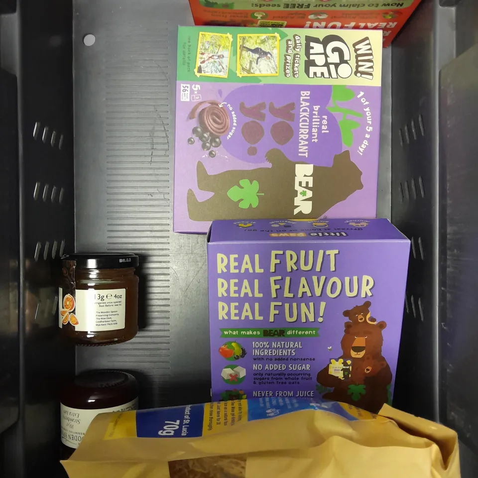 APPROXIMATELY 12 ASSORTED FOOD/DRINK PRODUCTS TO INCLUDE ST.LUCUA BAY LEAF, CHOCOLATE FROG, BEAR FRUIT TREASURES ETC 
