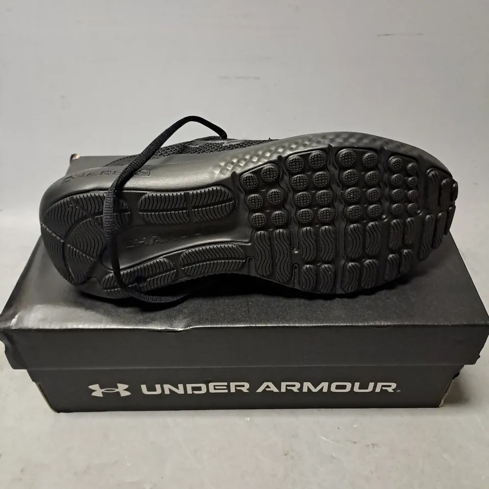 BOXED PAIR OF UNDER ARMOUR CHARGED SURGE TRAINERS IN BLACK SIZE 6