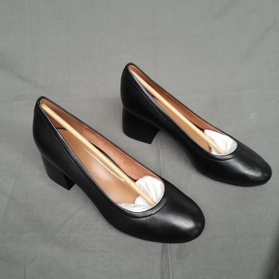 BOXED PAIR OF VIONIC BLACK BLOCK HEEL PUMP SIZE 6