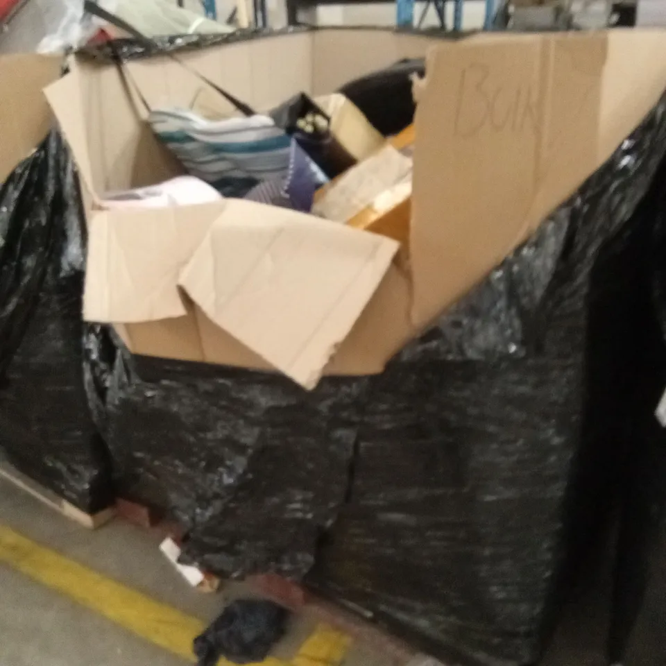 PALLET OF ASSORTED PRODUCTS AND ITEMS TO INCLUDE;WATER GUN,PILLOW,BASKET,POPUP TENT,SLIPPERS,ETC