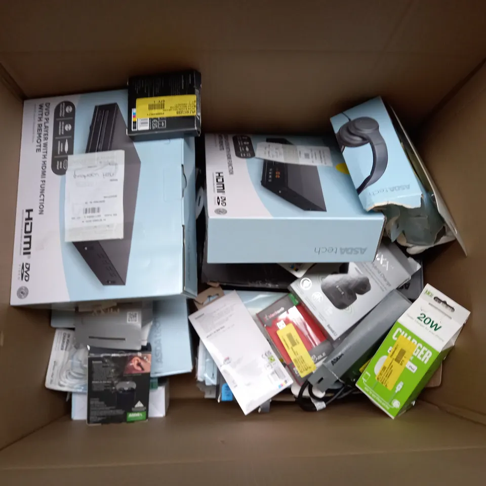 BOX OF APPROX 30 ASSORTED ELECTRICAL ITEMS TOO INCLUDE EARPHONES, RADIO AND POWER ADAPTER