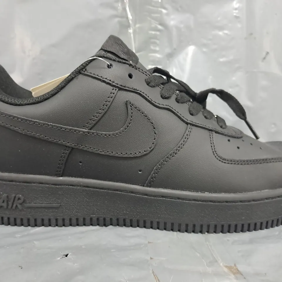 BOXED PAIR OF NIKE AIR FORCE 1 '07 SHOES IN BLACK SIZE UK 8