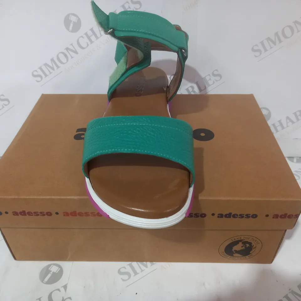 BOXED PAIR OF ADESSO OPEN TOE SANDALS IN GREEN/PINK SIZE 6