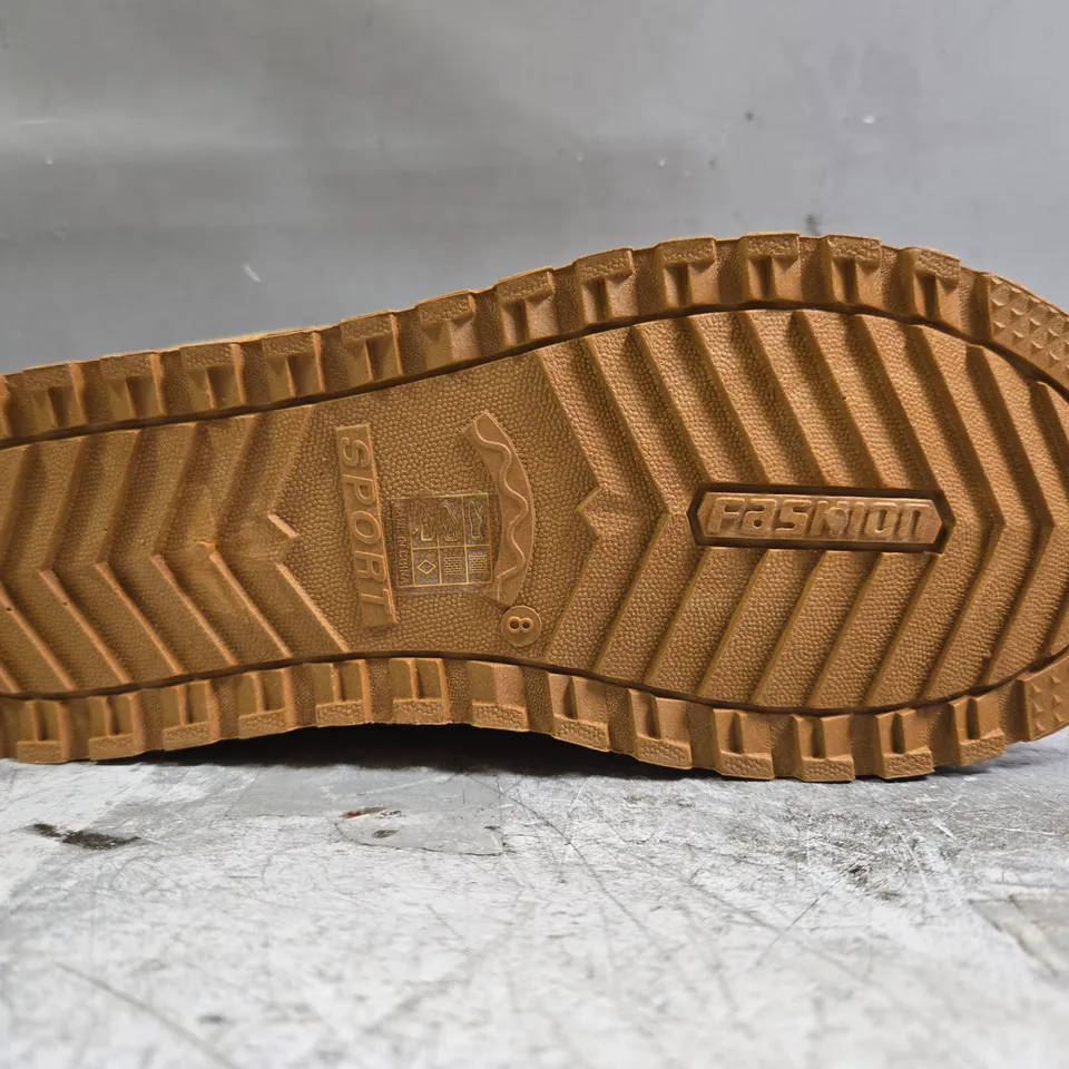 BOXED PAIR OF UNBRANDED SHOES IN TAN SIZE 8