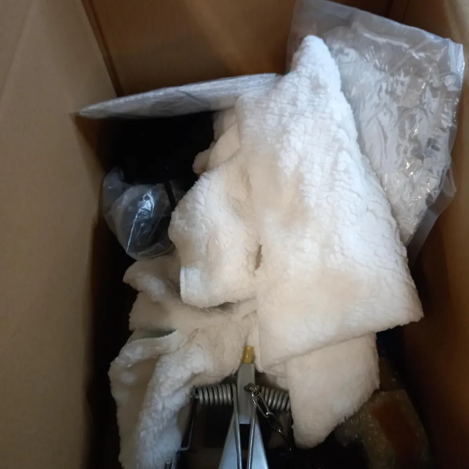 BOX OF APPROXIMATELY 15 HOUSEHOLD AND ELECTRICAL ITEMS TO INCLUDE SANDING PADS, JEWELLERY BOX, KNEELING PAD ETC