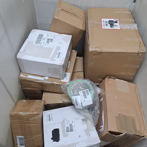 APPROXIMATELY 15 ASSORTED ITEMS TO INCLUDE FOLDABLE FAN, JUICER SET, GARDEN ORNAMENTS, ETC - COLLECTION ONLY