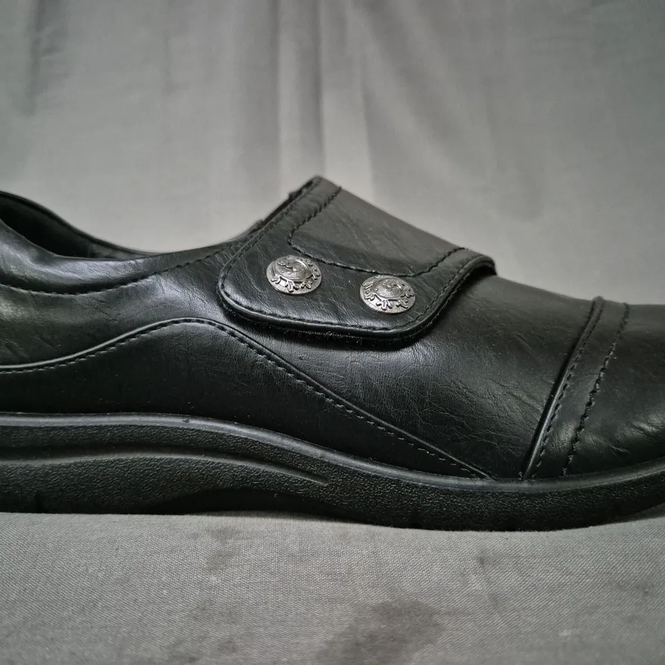 BOXED PAIR OF CUSHION-WALK SHOES IN BLACK SIZE 6