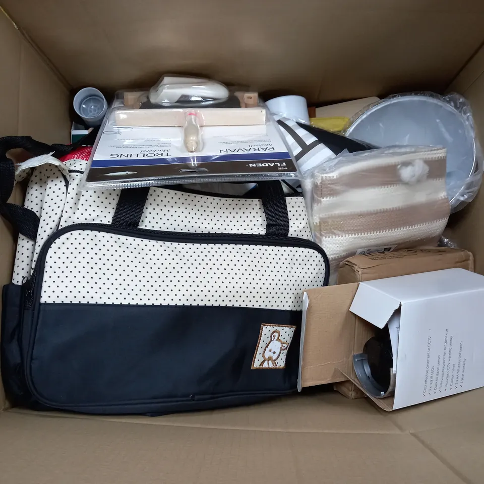 APPROXIMATELY 20 ASSORTED HOUSEHOLD ITEMS TO INCLUDE SEAT CUSHION, WALLPAPER, WIRELESS REMOTE CONTROL SOCKET, ETC