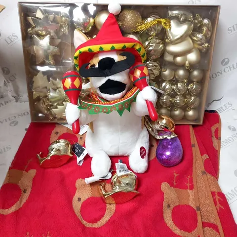 APPROXIMATELY 15 ASSORTED CHRISTMAS DECORATIONS TO INCLUDE; BAUBLES, TOWELS AND SOFT TOY