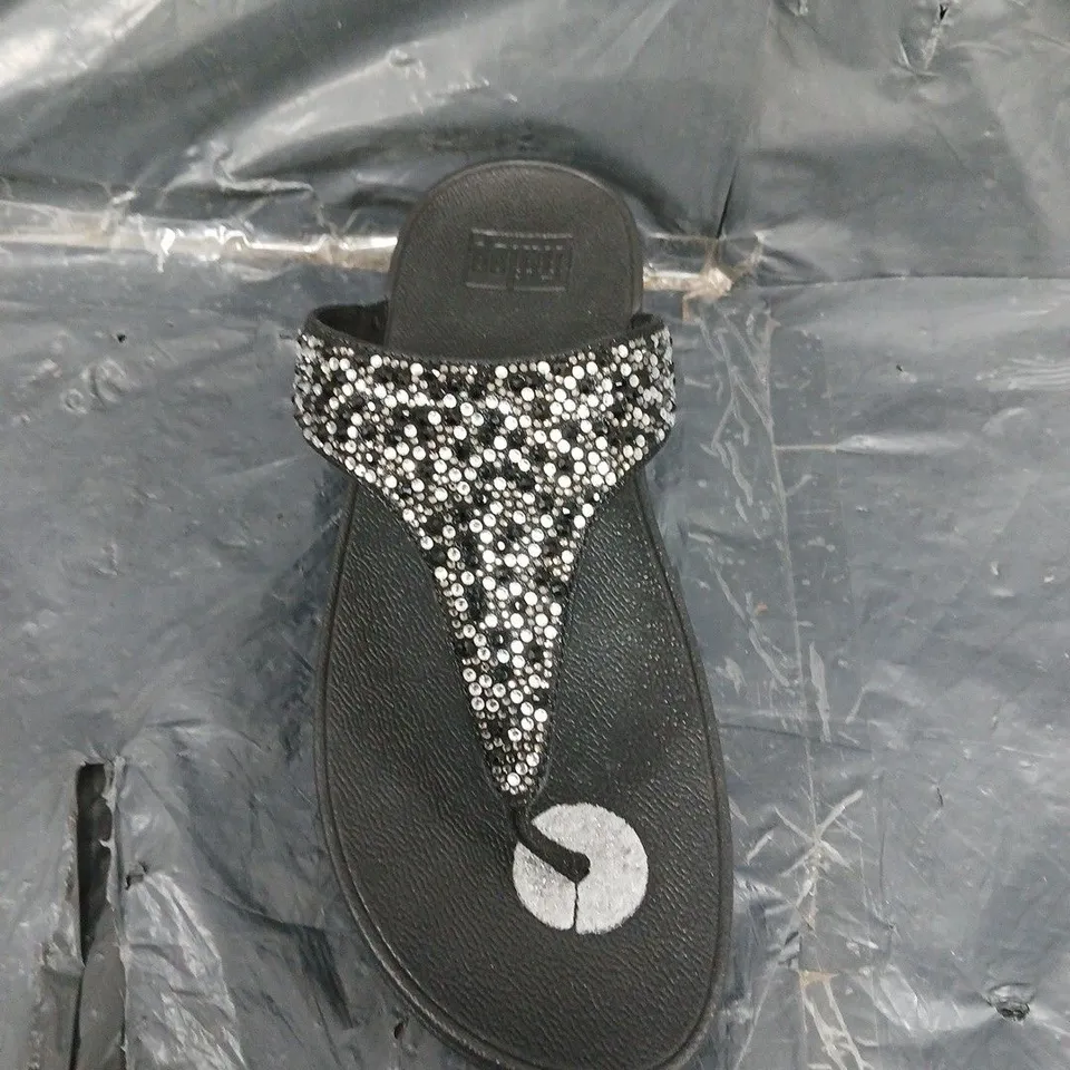 BOXED PAIR OF FITFLOP LULU SANDALS - UK SIZE 8