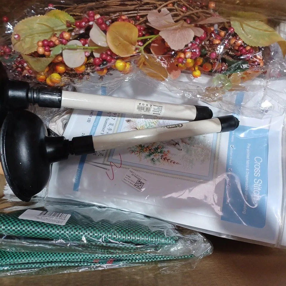 BOX OF APPROXIMATELY 8 ASSORTED HOUSEHOLD ITEMS TO INCLUDE 14" LED FIBER OPTICAL GLOWING MAGIC, HOT WATER BOTTLE IN RED, ETC