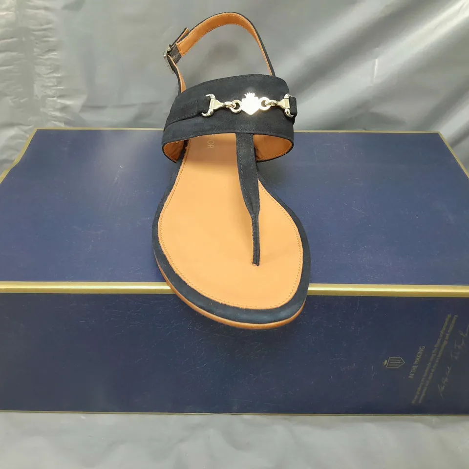 BOXED PAIR OF FAIRFAX & FAVOR WOMEN'S THORNHAM SUEDE TOE-POST SANDALS IN NAVY UK SIZE 6