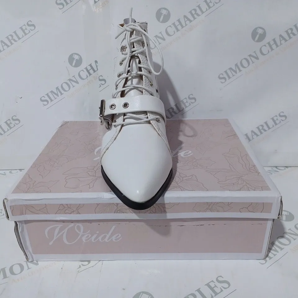 BOXED PAIR OF NEIDE POINTED TOE LOW BLOCK HEEL SHOES IN WHITE EU SIZE 40