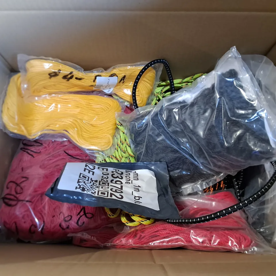 LOT OF APPROXIMATELY 22 ASSORTED PIECES OF ROPE AND CORDAGE IN VARIOUS SIZES AND COLOURS 