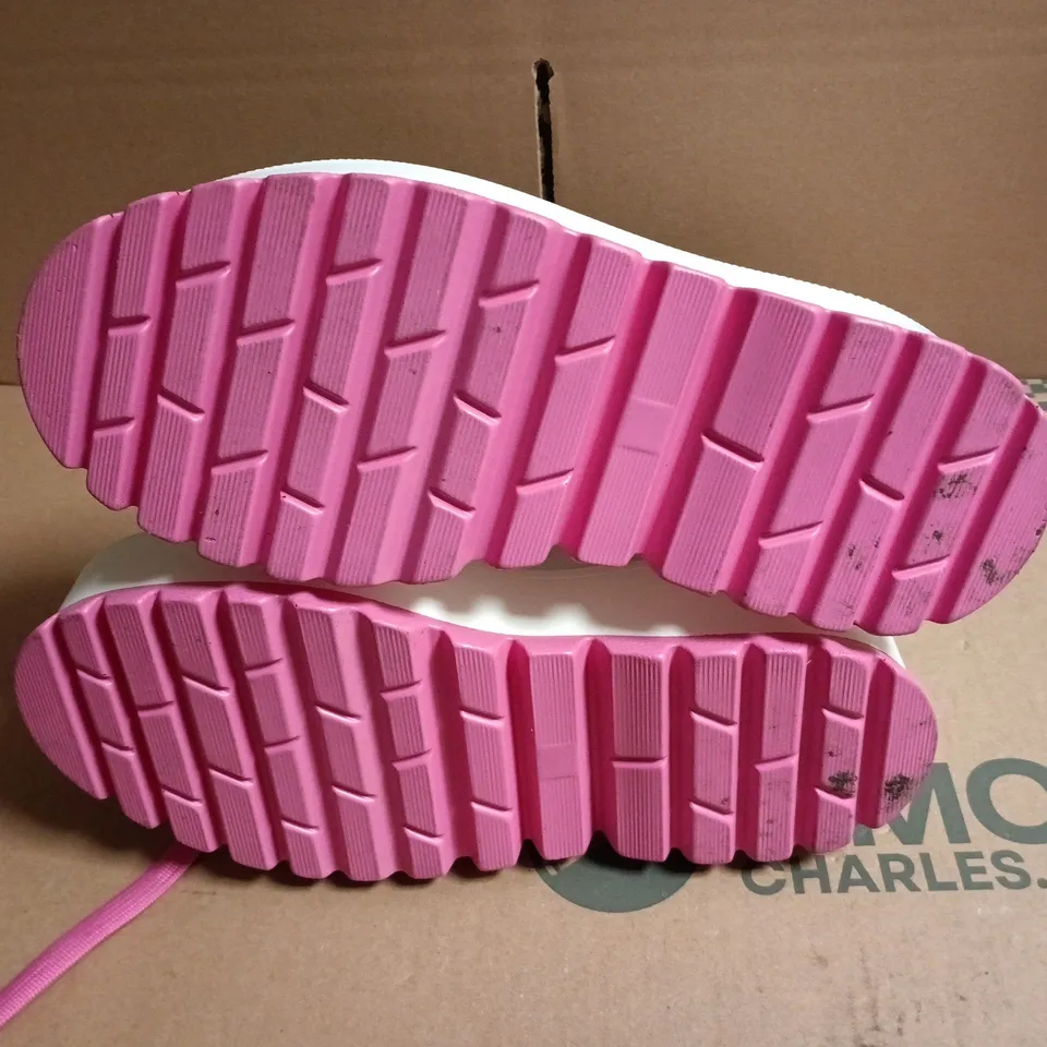 BOXED KIDS' WHITE PLATFORM BOOTS WITH PINK FLAME DESIGN AND PINK LACES - SIZE UNSPECIFIED