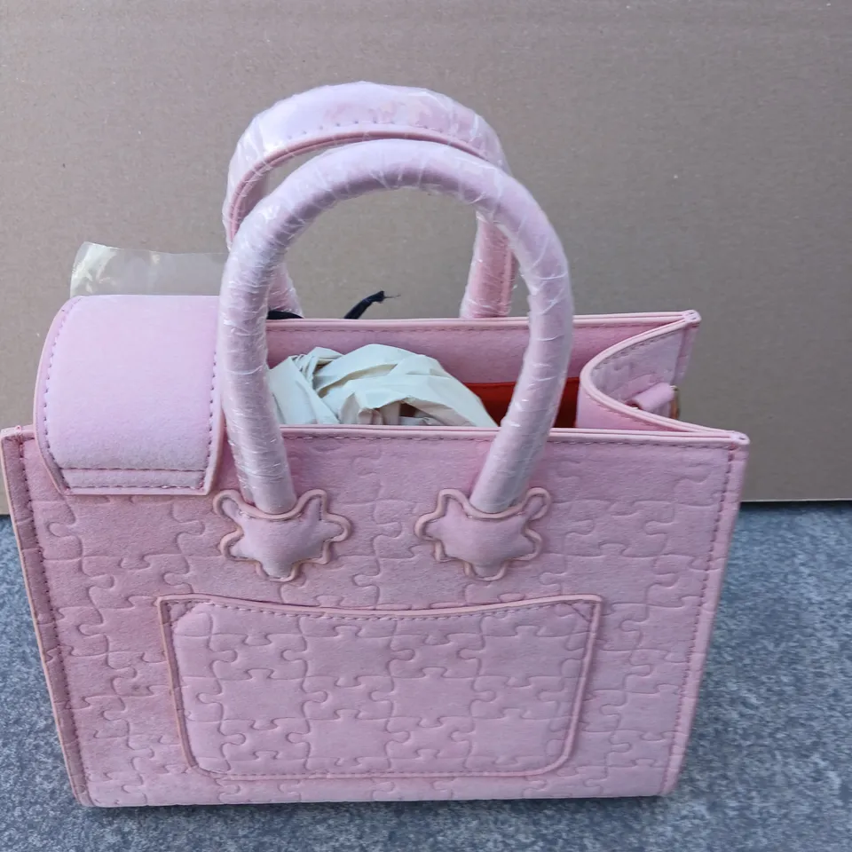 APPROXIMATELY 10 DANIEL DIYEPRIVE QUILTED HANDBAG WITH PUZZLE-PIECE PATTERN - TAG ATTACHED