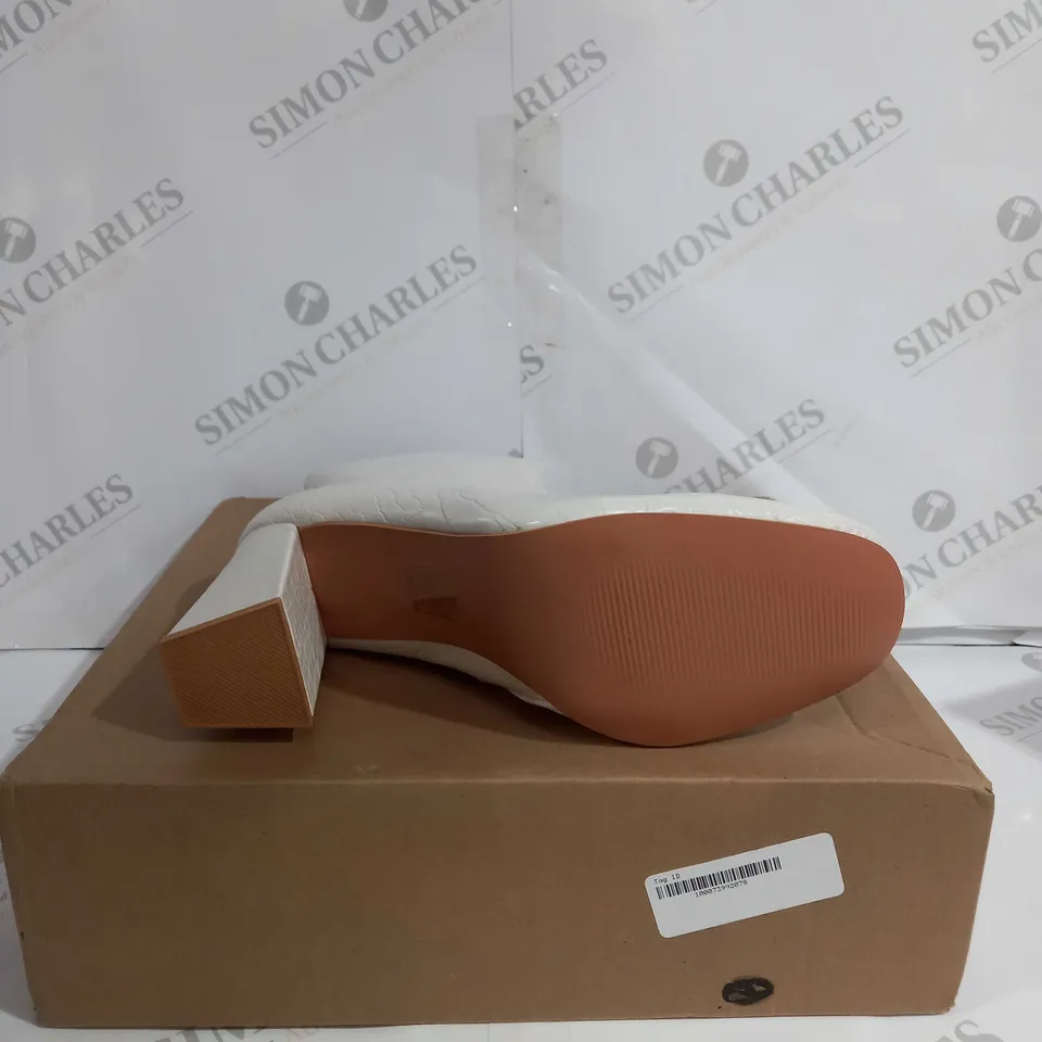 BOXED BOOHOO WHITE CROC BLOCK HEEL SOCK BOOTS IN WHITE - SIZE 8 