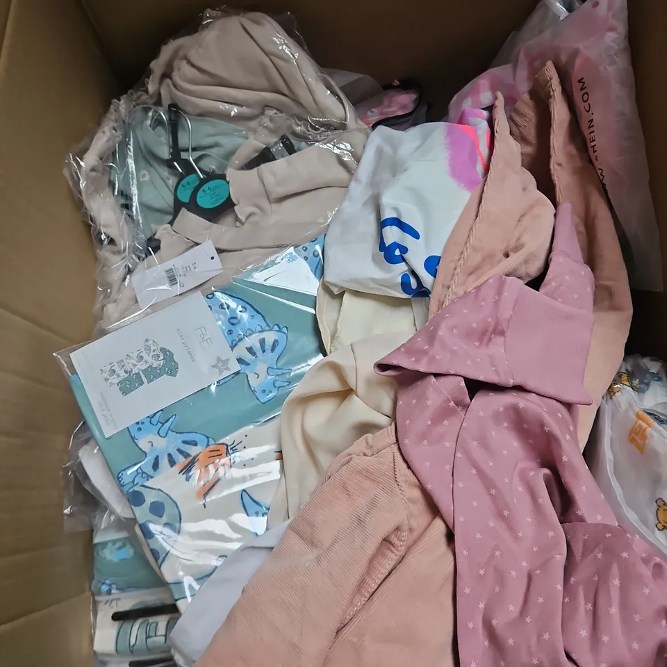 BOX OF APPROXIMATELY 30 ASSORTED KIDS CLOTHING ITEMS TO INCUDE - TSHIRTS, PYJAMAS, HATS, ETC